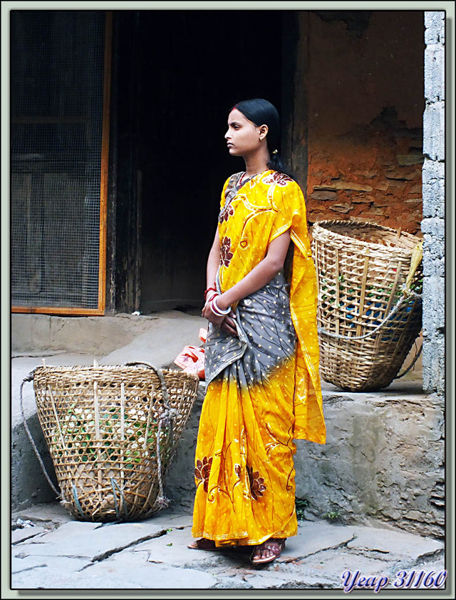 Blog de images-du-pays-des-ours : Images du Pays des Ours (et d'ailleurs ...), Cette jeune népalaise filiforme n'est pas du style à porter un "doko" sur son dos! - Pokhara - Népal
