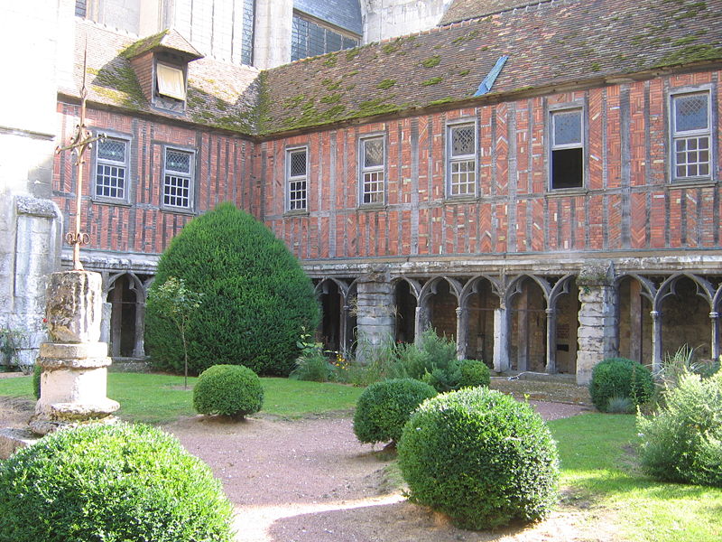 Cloître de la cathédrale de Beauvais.jpg