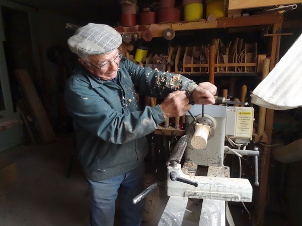 Jean Glace présentera, le jour de la fête de la pomme à Laignes, une nouvelle magnifique création en bois tourné !