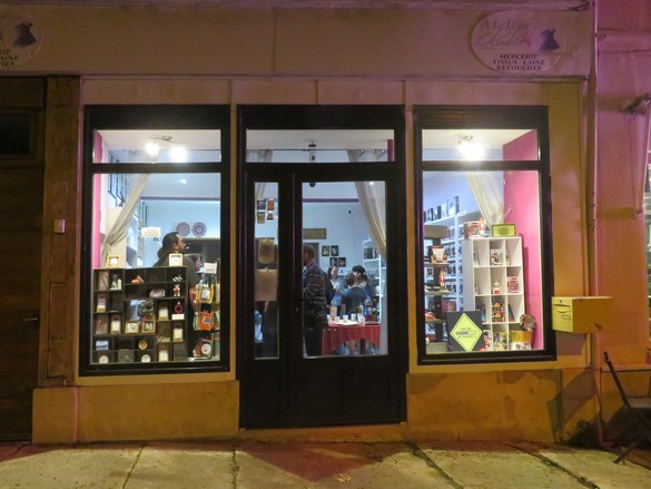 Maryline, Stéphanie et Thomas, trois jeunes artisans et artistes, ont ouvert en commun une boutique à Châtillon-sur-Seine
