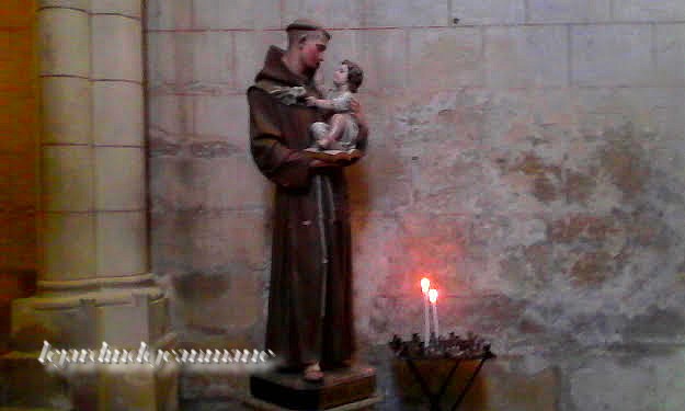 Saint-Macaire (gironde) La commune de Saint-Macaire se situe sur la rive droite de la Garonne au niveau du fleuve où l'effet est une église catholique située dans le département français de la Gi