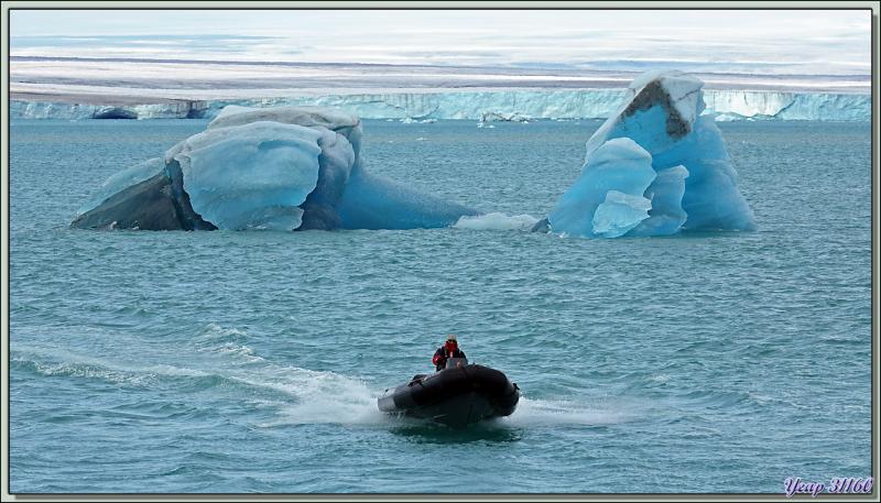 En attendant mon débarquement, je capture en image les plus beaux "glaçons" qui défilent - Devon Island - Nunavut - Canada