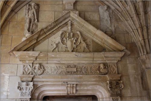 Abbaye de Cadouin le Cloître galerie Ouest détail fronton triangulaire