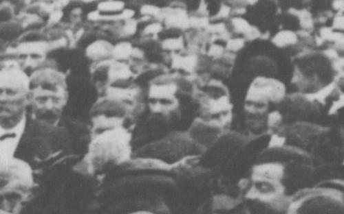 Père Dor dans la foule