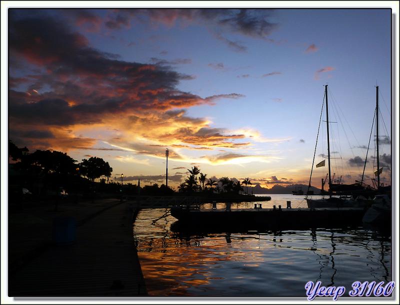 Entre deux avions : un coucher de soleil au port de Papeete sur fond d'île de Moorea - Tahiti - Polynésie française