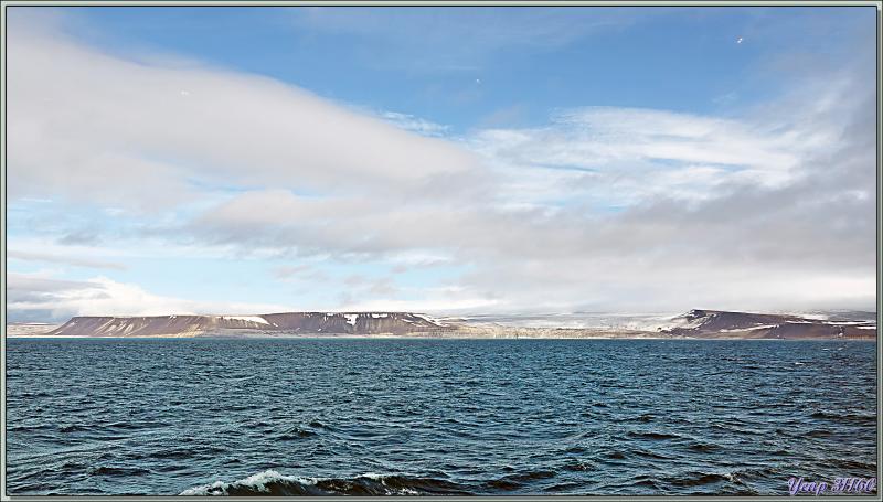 Le reste de la matinée va se poursuivre en navigation depuis l'île Noraustlandet vers le nord-est de l'île Spitzberg - Svalbard - Norvège
