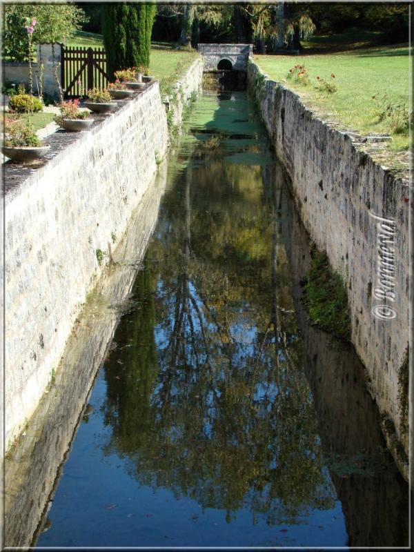 Abbaye de Fontdouce Charente-Maritime autre côté du canal dans les jardins