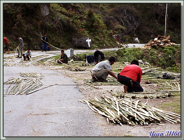 Blog de images-du-pays-des-ours : Images du Pays des Ours (et d'ailleurs ...), Fabrication de bambous tressés - Col de Dochula - Bhoutan