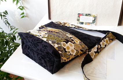 SAc tissu japonais authentique jaune, noir et or motifs floraux et grue, trois ouverture et sangle ajustable