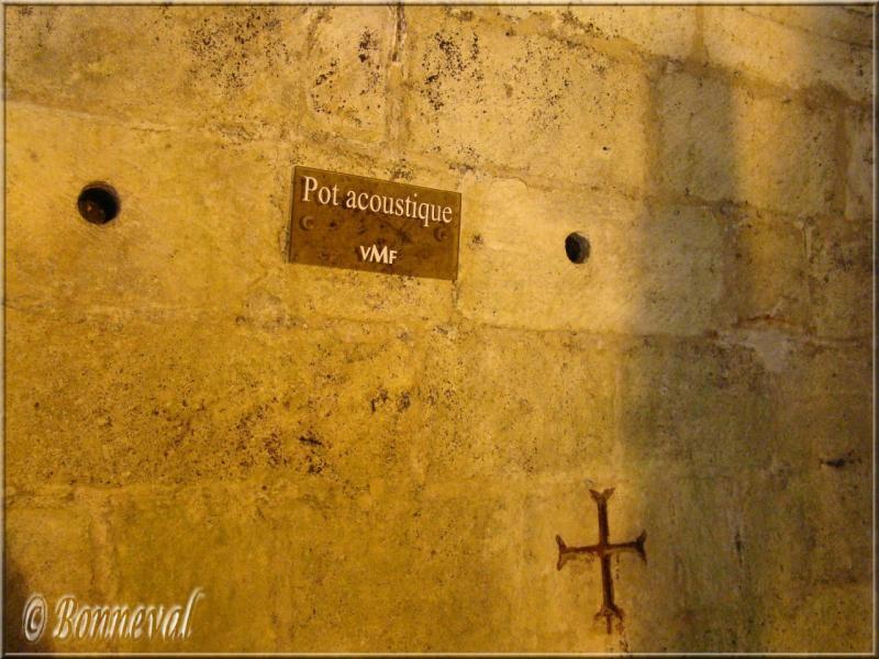 Abbaye de Fontdouce 12 ème siècle Charente-Maritime Chapelle romane basse pot acoustique