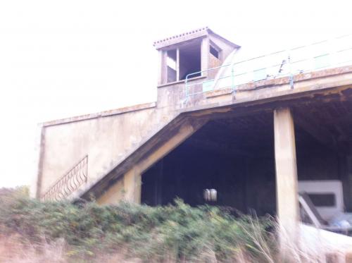 Bateau échoué, céréales et béton - Camargue