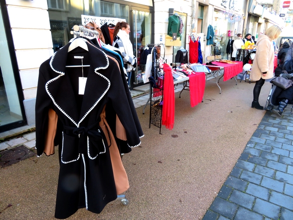 Les commerçants de Châtillon sur Seine  ont organisé un grand marché de Noël dans les rues de la ville...