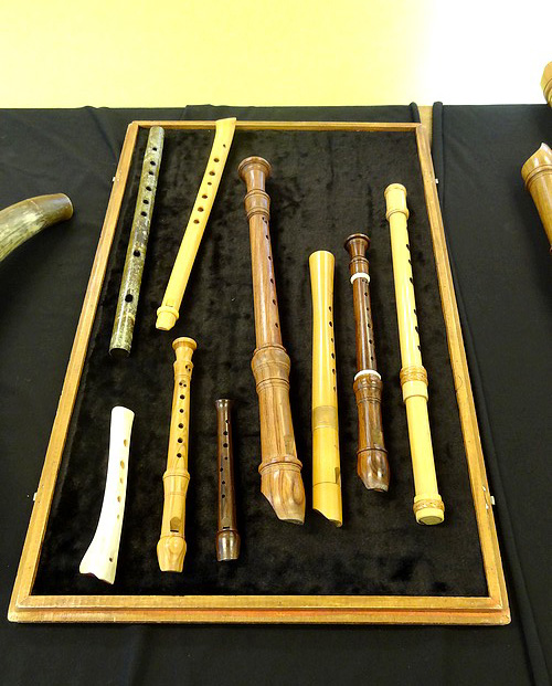 A l'initiative de l'association "Châtillon-Scènes, François Tainturier, Directeur du Laostic, est venu présenter des instruments anciens aux élèves des écoles Louis Cailletet et Francis Ca