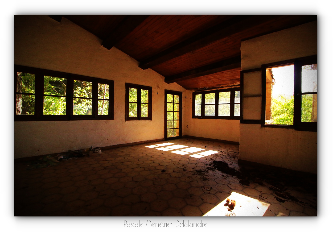 Urbex en Cévennes, Gard (2/4) - Le restaurant et son salon.