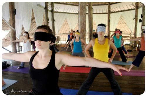 0-Info Yeux Clignements Fermés Position en yoga
