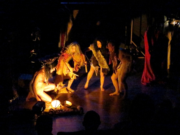 "Vivants Lézards", un spectacle vivant et ébouriffant, a éberlué les spectateurs salle Kiki de Montparnasse