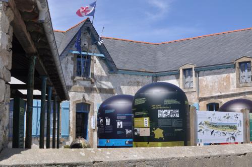 * Une invitation au voyage  : l'Ile de Sein et son Musée....