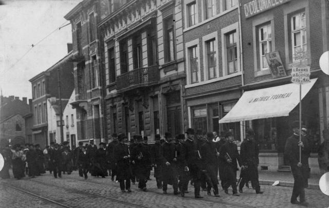 Défilé des membres du culte antoiniste (carte-photo)
