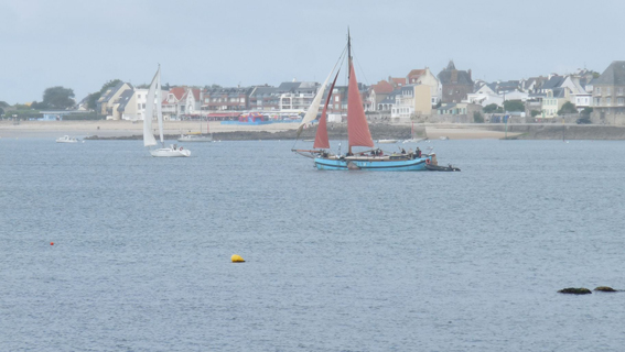 Le Korriganez passe devant Larmor