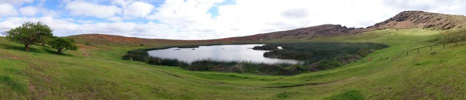 lac dans le cratère de rano raraku