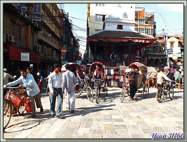 Blog de images-du-pays-des-ours : Images du Pays des Ours (et d'ailleurs ...), Rickshaws (Trishaws, Vélotaxis, Cyclopousses) en attente de clients - Katmandou - Népal