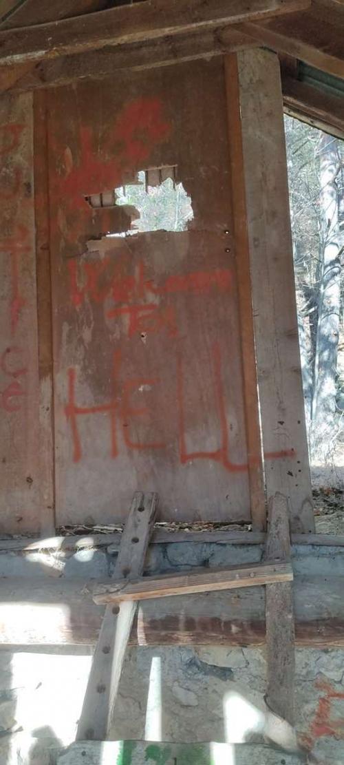 Nid d'aigle alpin de pierre et de fer abandonné et son sabire mural