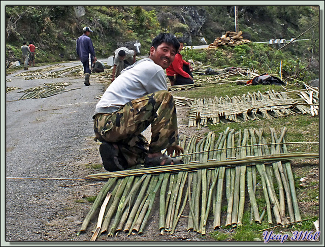 Blog de images-du-pays-des-ours : Images du Pays des Ours (et d'ailleurs ...), Fabrication de bambous tressés - Col de Dochula - Bhoutan