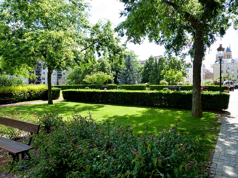 Metz / Les jardins autour du Conseil Régional de Lorraine...