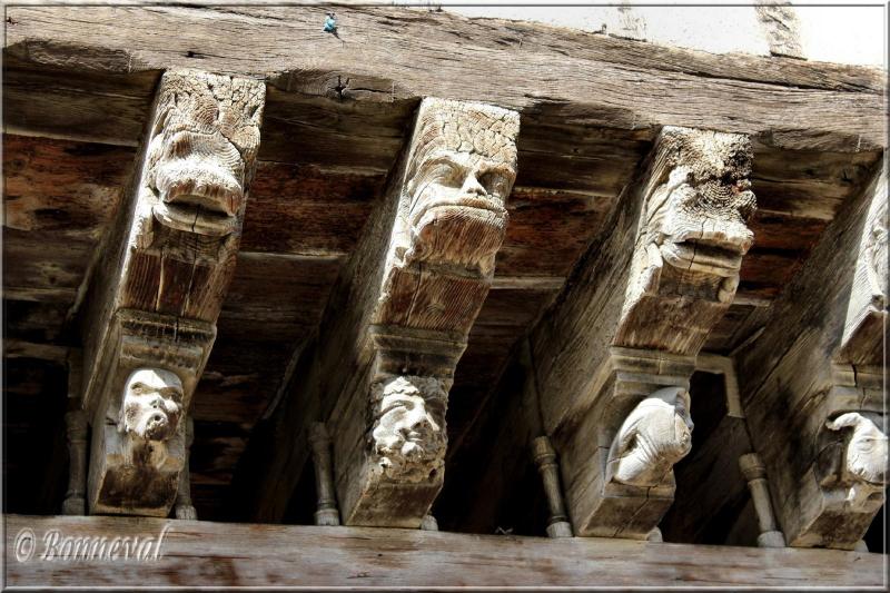 Bastide de Mirepoix Ariège la Maison des Consuls modillons sculptés