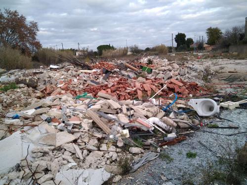 Entreprise abandonnée transformée en décharge occulte semi-couverte