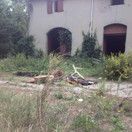 Enorme maison vandalisée, squatée encore intriguante