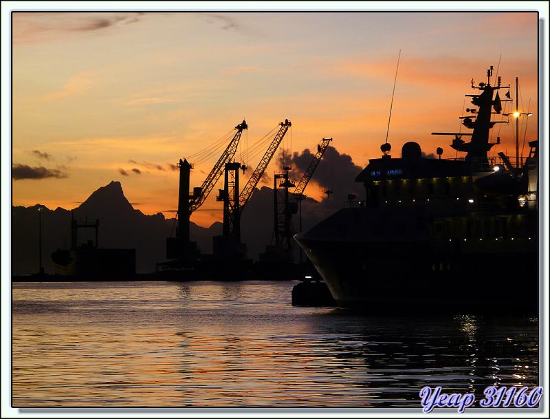 Entre deux avions : un coucher de soleil au port de Papeete sur fond d'île de Moorea - Tahiti - Polynésie française