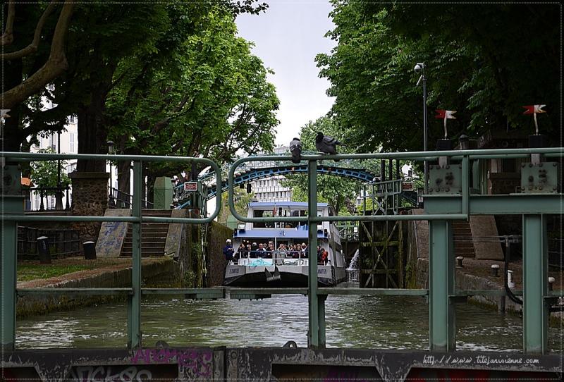 Canal Saint-Martin : L'écluse et le Pont Tournant de la Grange aux Belles