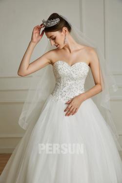 Robe de mariée bustier délicatement appliqué de dentelle