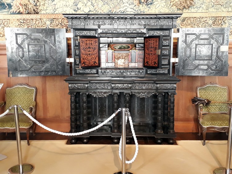 Cabinet d'ébène ouvert