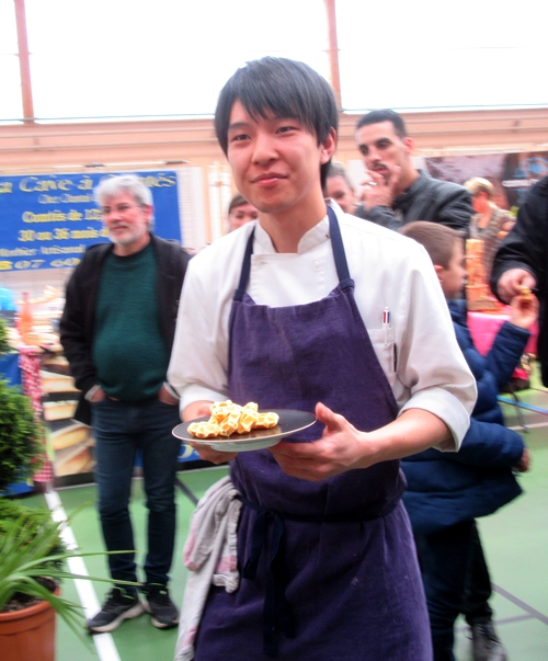 Takashi Kinoshita , chef étoilé du Château de Courban,  a démontré tout  son talent au salon "Art et Saveurs" organisé par le Lions Club