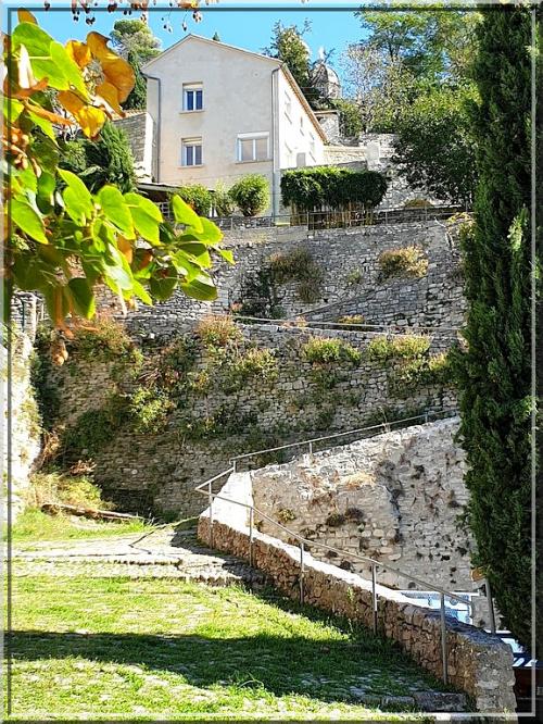 1012 -  Forcalquier dans les Alpes de Haute-Provence (04)