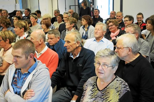 Les bénévoles, hommes et femmes ont reçu les dernières instructions du bureau de l'association « Courir, marcher pour donner » et ont rencontré le parrain de cette cinquième édition, le navigateur Daniel Soubène.