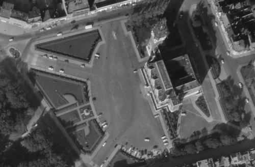 Calais - Centre-ville en 1970, l'Hôtel de Ville, avec les Bourgeois de Calais et le Monument aux Morts (remonterletemps.ign.fr)