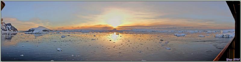 08/03/2022 : l'adieu à Booth Island avec un beau coucher de soleil et un dernier regard sur le cairn Charcot - Péninsule Antarctique