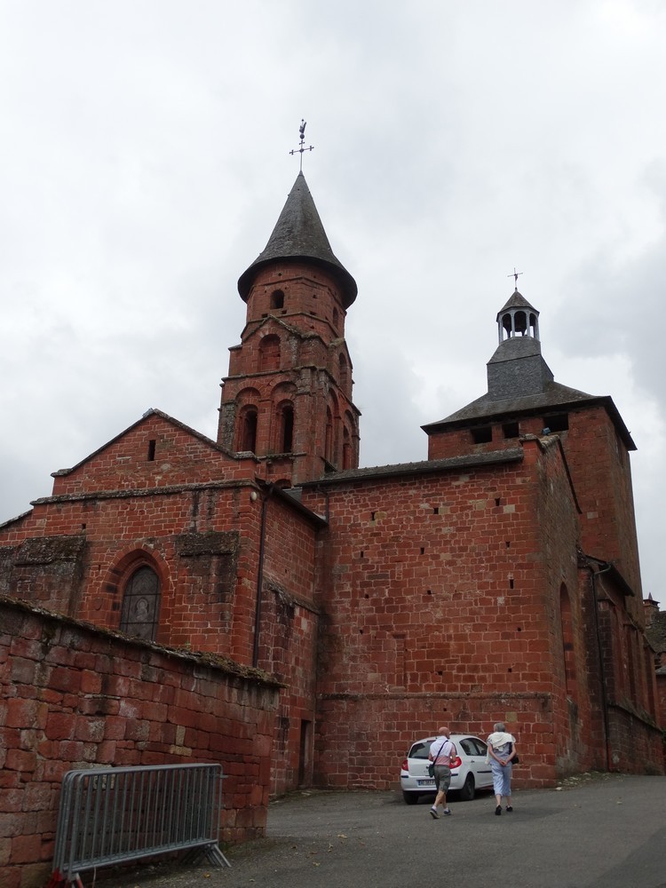 L'église Saint-Pierre à Collonges-la-rouge...