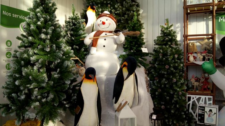 les magasins mettent leurs habits de Noël