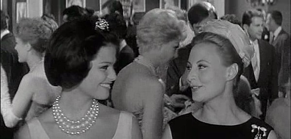 LES LIONS SONT LACHES - MICHELE MORGAN ET CLAUDIA CARDINALE