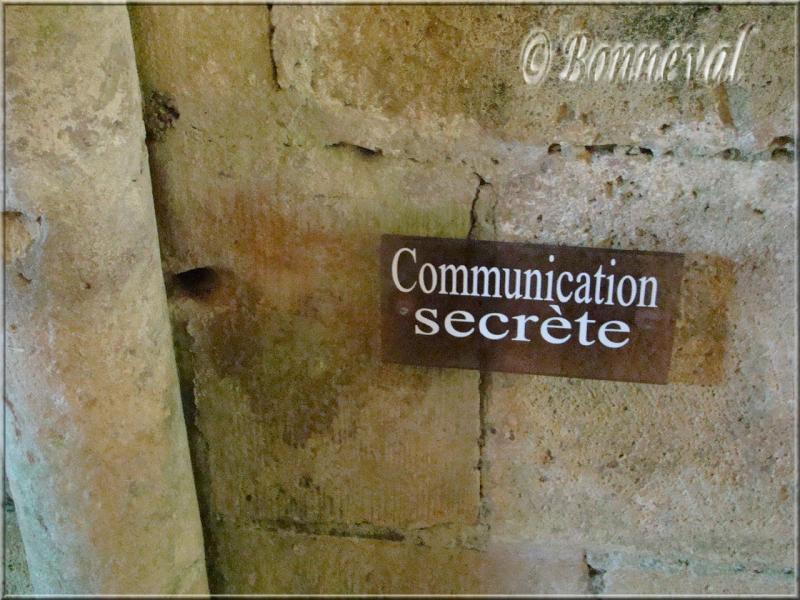 Abbaye de Fontdouce 12 ème siècle Charente-Maritime orifice creusé dans le mur mitoyen salle capitulaire et parloir