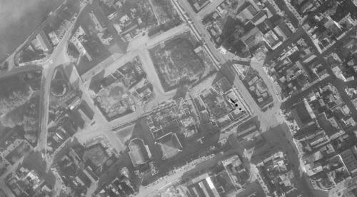 Compiègne - Centre-ville en 1947, décembre, Hôtel de Ville épargné, mais les rues vers l'Oise sont méconnaissables (remonterletemps.ign.fr)