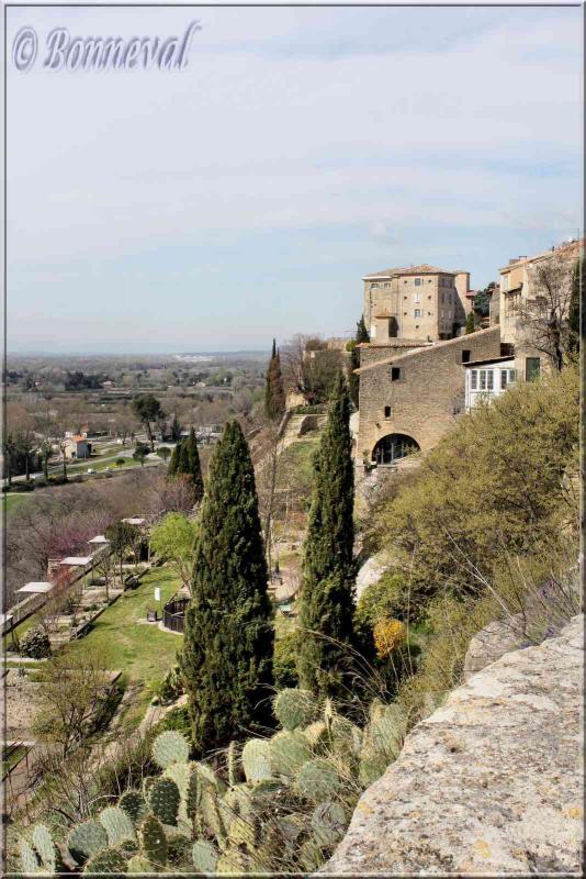 Lauris Vaucluse jardins du château vus du chemin de ronde