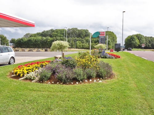 Une station-service bien fleurie, la station Avia..