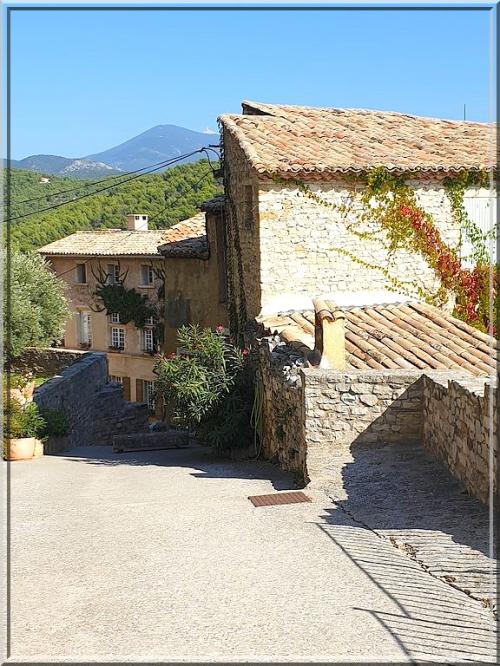 1011 - Le Barroux dans le Vaucluse (84)