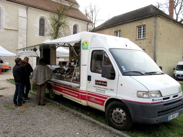 Un marché gourmand et des jeux dans la cour d'honneur du Musée du Pays Châtillonnais-Trésor de Vix