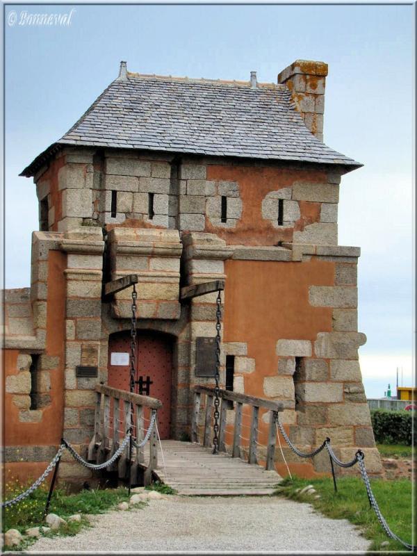 La Tour Vauban pont-levis et entrée du Corps de Garde Camaret Finistère